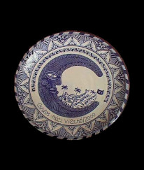 plato de cerámica pintado en azul una luna