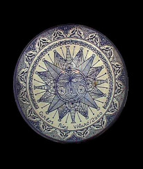 plato de cerámica pintado en azul un sol