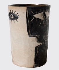 vasija con cara mitad pintada en blanco y mitad en negro